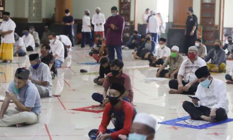 MUI: Salat Tarawih Wajib Pakai Masker, Bila Sakit Salat di Rumah Saja